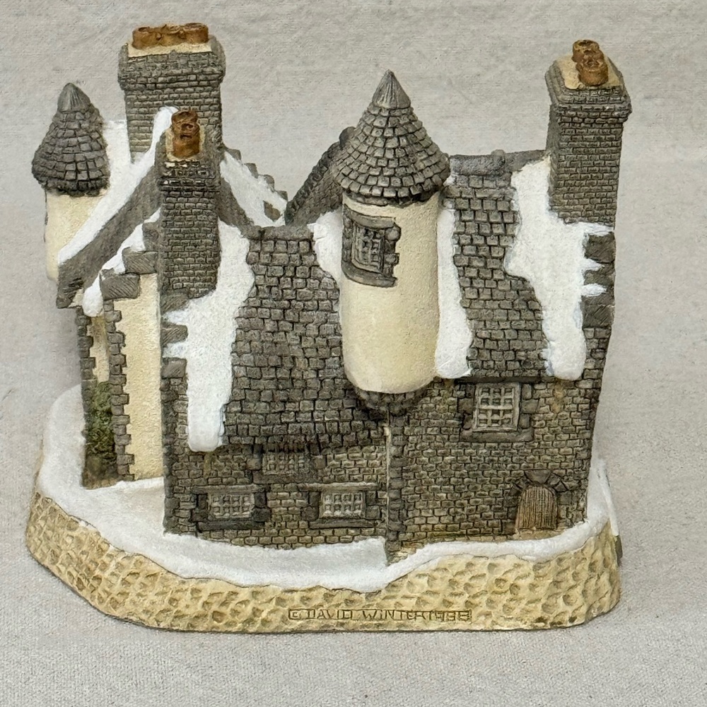 1988 David Winter Cottage - Christmas in Scotland and Hogmanay - Picture 3 of 10